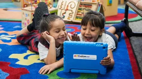 La iniciativa Bring Learning to All se extiende en el Área de la Bahía, amplificando recursos educativos para familias a través de las bibliotecas públicas